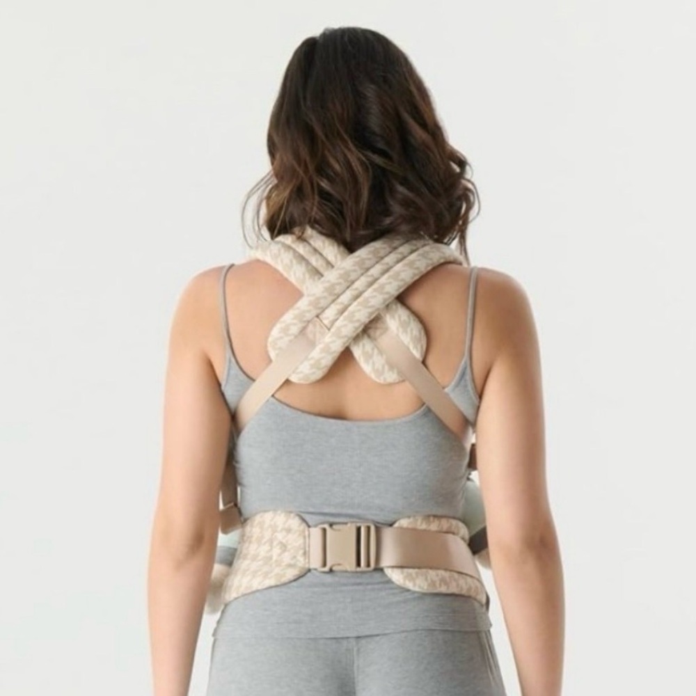 Nest Blanche Ergonomic Carrier in a Houndstooth pattern - Picture 3 of 5